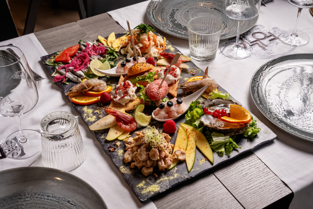 Cotti e crudi Follia Beach, composizione di antipasti e crudità da condividere