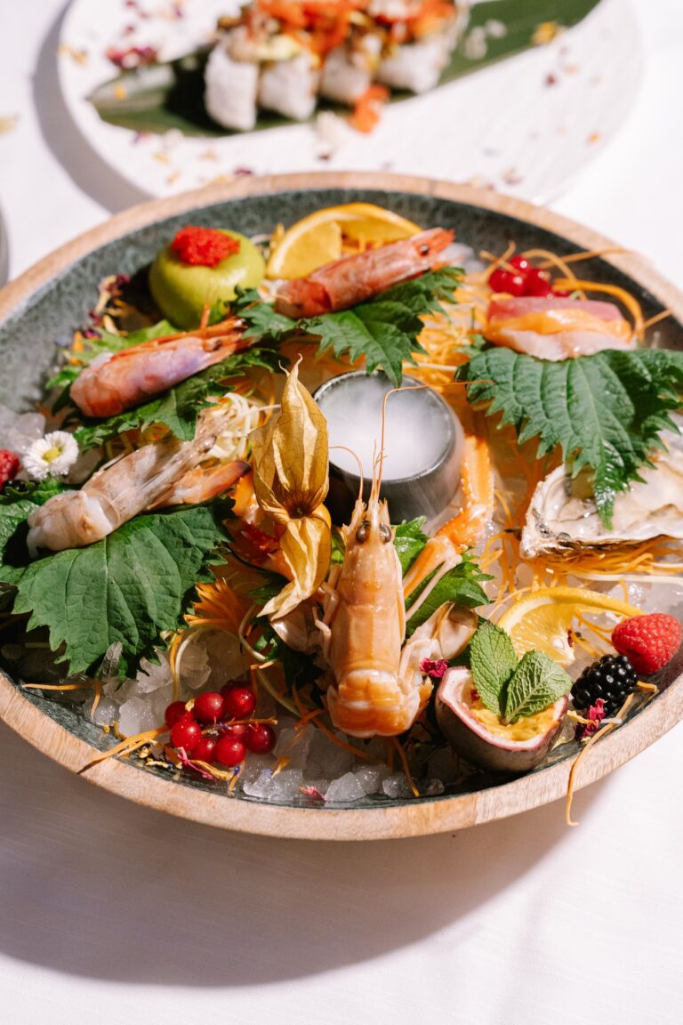 Composizione di crudità di mare servita da Follia Beach