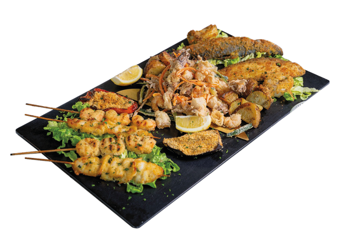 Secondone Follia Beach con spiedini, fritto di mare, pescato e contorni