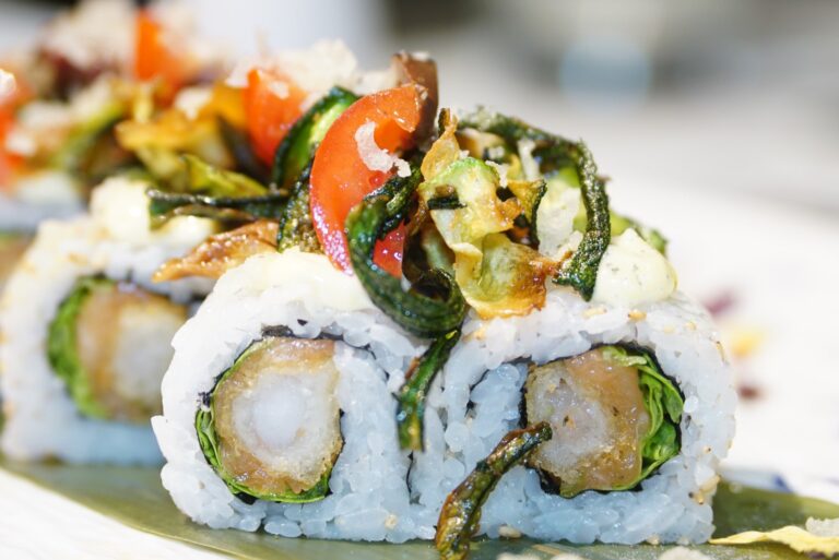 Dettaglio degli uramaki di sushi mediterraneo di Follia Beach