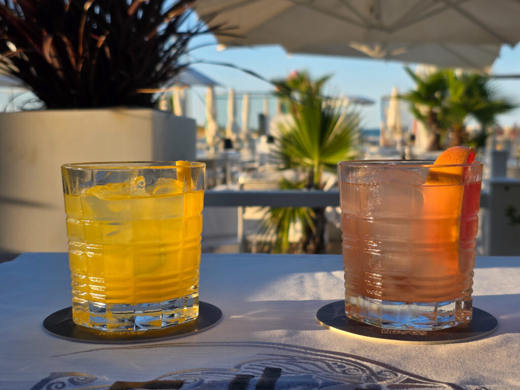 Mango Sour a sinistra e Vodka Sunset a destra su un tavolo Follia Beach
